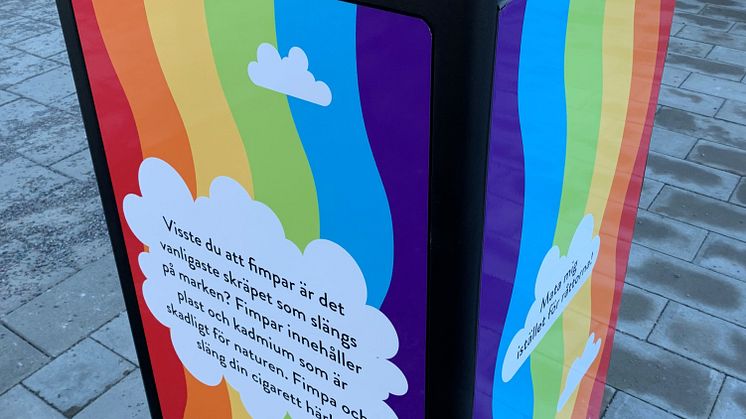 Talande papperskorg i Regnbågsparken i Fittja med budskap