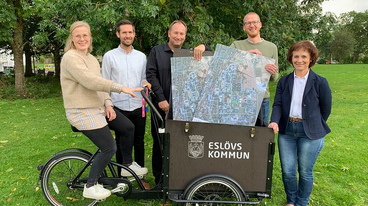 För att kunna hålla dialogmöten mitt under pandemin packade ansvariga politiker och tjänstepersoner kommunens lådcykel full med kartor och material och tog sig till olika platser öster om järnvägen för att informera och ta emot synpunkter.