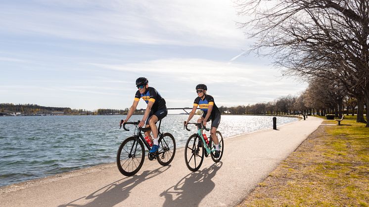 Klädkollektionen för Vätternrundan 2022 är inspirerad av sjön Vättern och har en mönsterbild som påminner om blå böljande vågor och Vätterns djupa vatten.