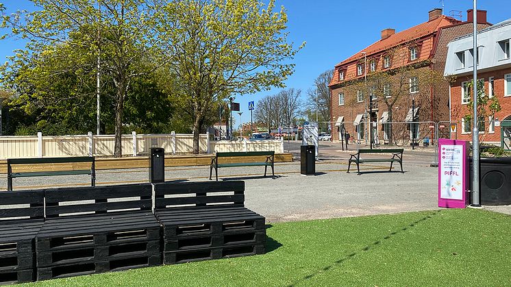 Centralt på Mårtensgatan 33 i Kävlinge håller en tillfällig park på att anläggas, i väntan på att en ny fastighet ska byggas på platsen.