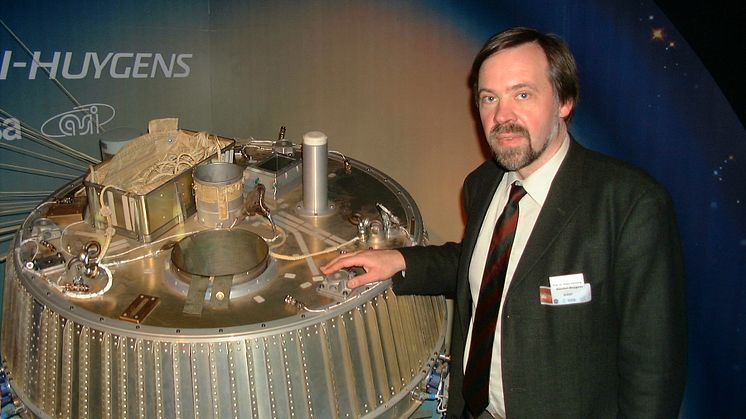 Foto: Prof. Dr. rer. nat. Klaus Schilling und Huygens-Sonde. Prof. Schilling leitet den Lehrstuhl für Robotik und Telematik an der Julius-Maximilians-Universität in Würzburg. Er forscht unter anderem an Kleinstsatellitensystemen.