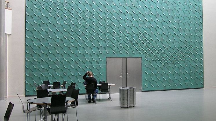 Keramisk utsmyckning 2005 av Ann-Britt Haglund i Fredrika Bremer-gymnasiet, Haninge kommun   