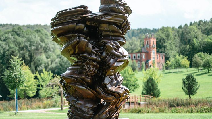 Purple Path_Stack_ Die Skulptur korrespondiert mit der durch den Uranbergbau zerstörten Landschaft_Fotograf Ernesto Uhlmann.jpg