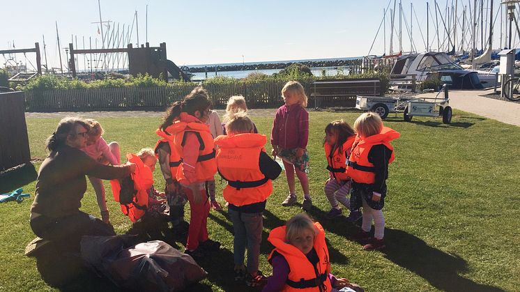 Børn leger ved Hou Havn