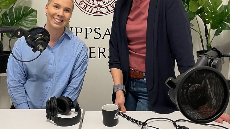 Emmy och Maria i poddstudion.jpg