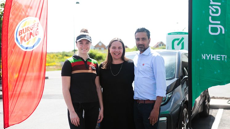 Markedssjef i Burger King, Heidi Moss (i midten), er fornøyd med at ladestasjonene nå skal åpnes. Her sammen med medarbeider Betina Stensrud og franchisetaker Deepak Sharma, fra Burger King Horten. Foto: Monique Berntsen