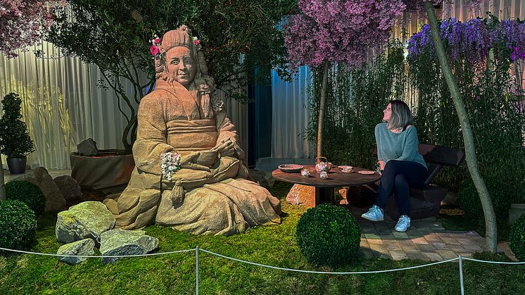 Teezeremonie mit der Geisha aus Sand in japanischer Kirschblüte_Foto Oskarshausen