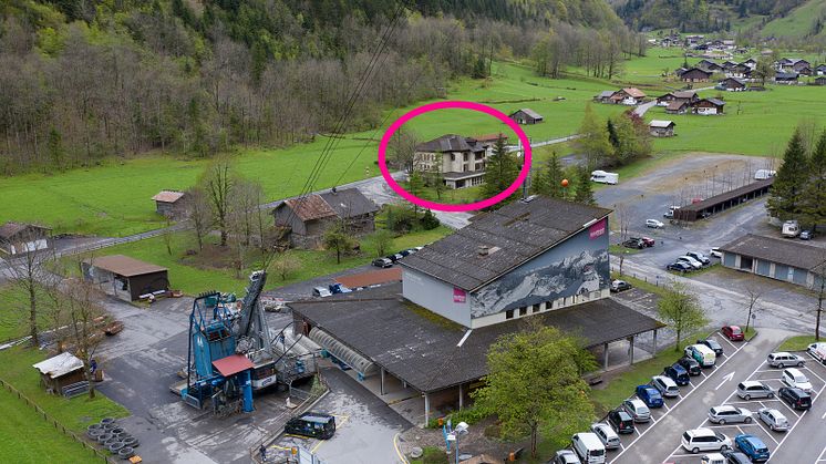 Luftaufnahme: Talstation Stechelberg mit dem 2019 erworbenen Schulhaus im Hintergrund (Kreis)