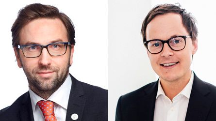 Fredrik Malm (L) och Mats Persson (L) diskuterar Eslövs ungdomssatsning