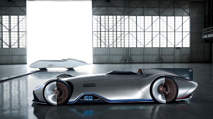 Vision EQ Silver Arrow er en eldrevet konceptbil, som hylder rekordbilen W125 fra 1938, som kan ses i baggrunden.
