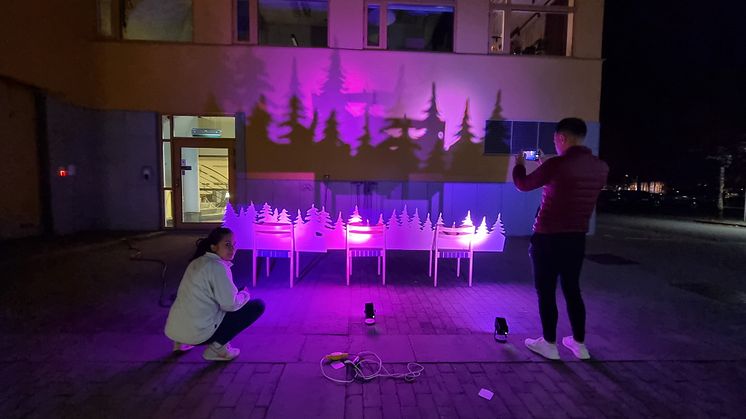 Studenterna arbetar bland annat med skuggor i sin ljusinstallationen, som de gör tillsammans med Kungliga Musikhögskolan i Stockholm.