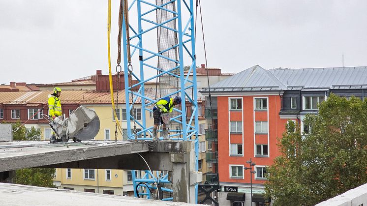 Demontering av betongbjälklag i ett av landets största återbruksprojekt av betong
