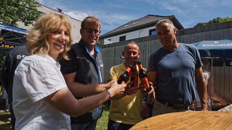 Die Karlsberg-Mitarbeiter Margit Beetz (von links nach rechts), Andre Colle, Michael Berger und Stefan Brass stoßen mit einem Karlsberg Bock auf den Erfolg beim Meininger’s International Craft Beer Award an. Foto: Karlsberg/ Stephan Bonaventura