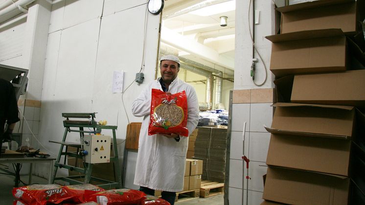 Rosteriägaren Afram Malki med en av sina slutprodukter, rostade mandlar.