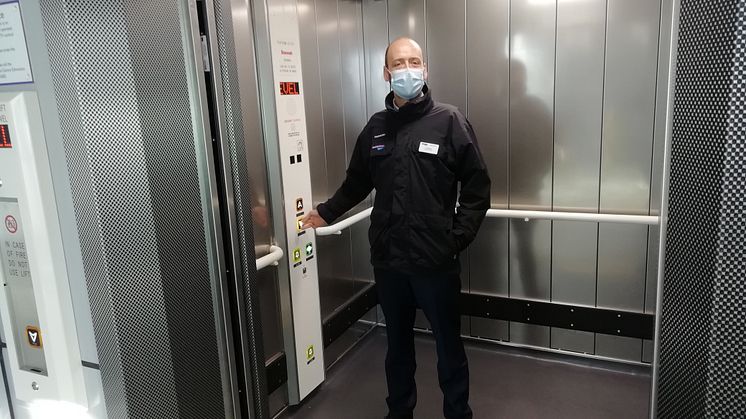 Thameslink Managing Director Tom Moran tries out one of the newly-replaced lifts at Luton Airport Parkway station
