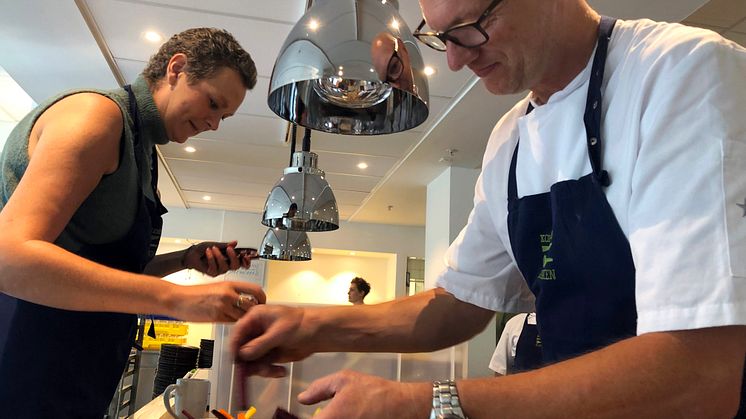 Maj Toppenberg og Rasmus Bredahl igang med anrette en sund frokostbuffet