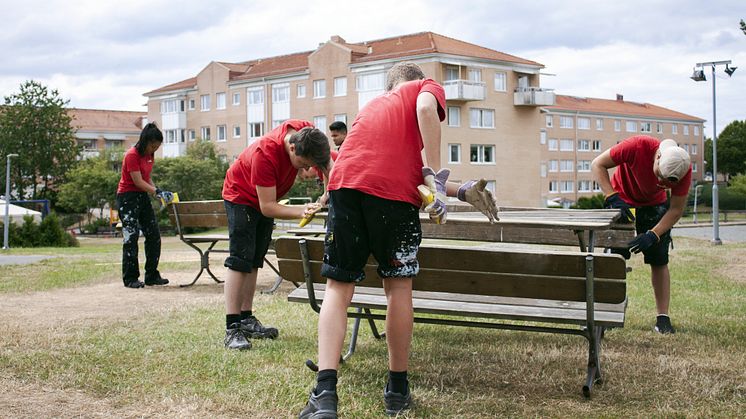 Sommarjobbare-slipar-bänkar-Stena Fastigheter.jpg