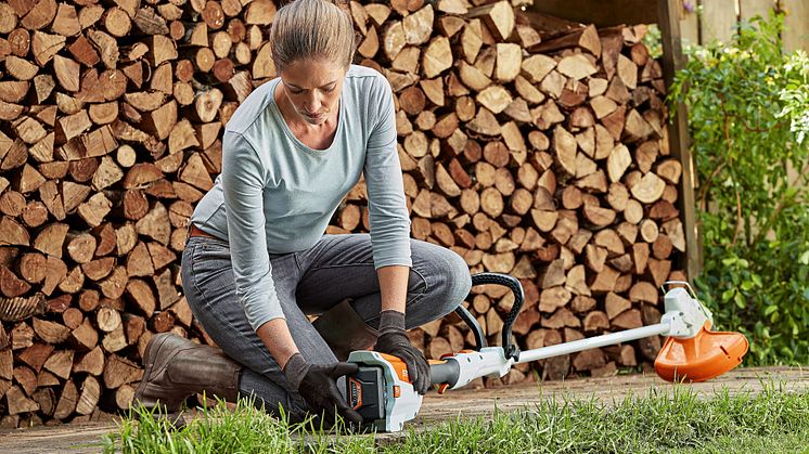 FSA 57 akkutrimmeri on osa STIHL AK Tuoteperhettä. Samalla akulla käyttää kahdeksaa eri puutarhalaitetta aina ruohonleikkurista moottorisahaan.