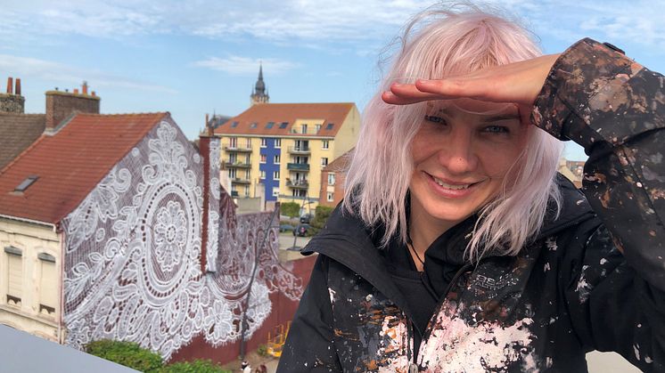 Konstnären NeSpoon ska uppföra en muralmålning i centrala Halmstad den 9-13 augusti. Här syns hon vid ett av sina tidigare verk.