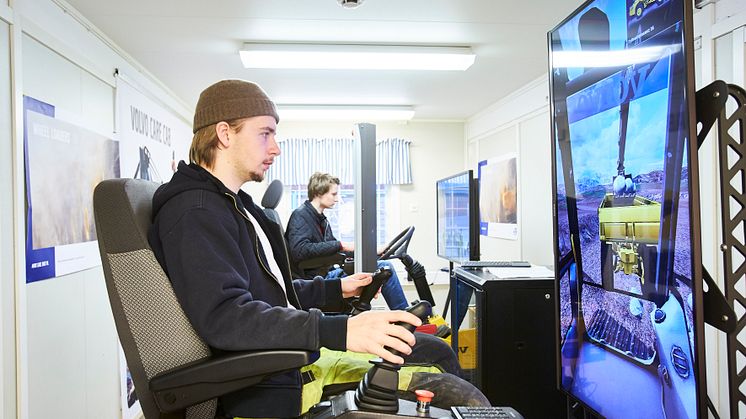 Eleverna Linus Lundgren och Viktor Forselius i arbete i simulatorerna från Volvo Construction Equipment