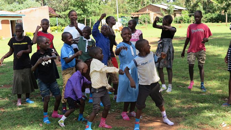 Gör som barnen på Gustafs barnhem i Kenya - en egen version av rocka sockorna-låten!