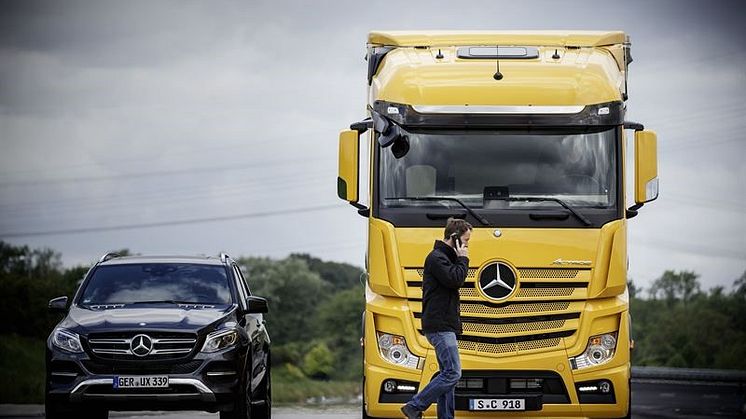 Til kamp mod dødelige lastbilulykker: Mercedes højner sikkerhedsstandarden i Danmark