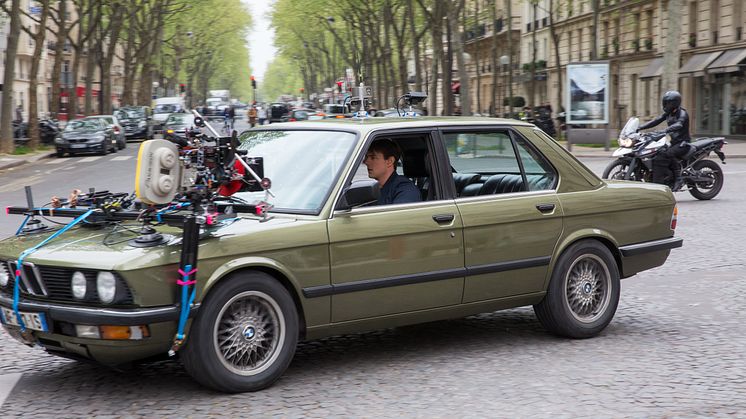 Tom Cruise under optagelserne i en 1986 BMW 5-serie Sedan