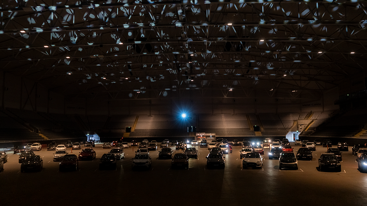 Slik ser et fullsatt Telenor Arena ut under Filmweb drive-in kino. Foto: Lars Marius Walbye