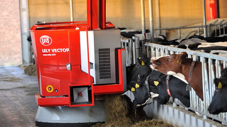 Vector från Lely är den första utfodringsrobot som själv avläser foderbordet och vid behov hämtar och serverar nytt foder. 