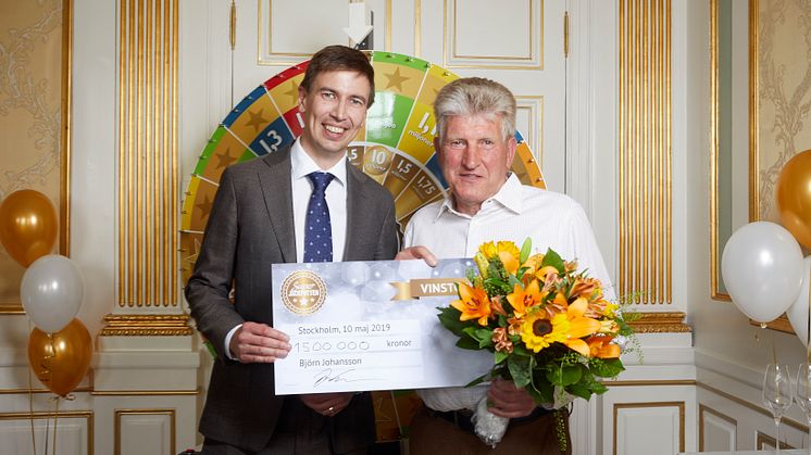 Björn Johansson tillsammans med lotteriföreståndare Jonas Lindholm //Foto: Peter Knutson