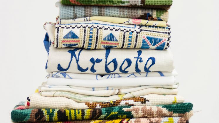 Broderade väggbonader nära