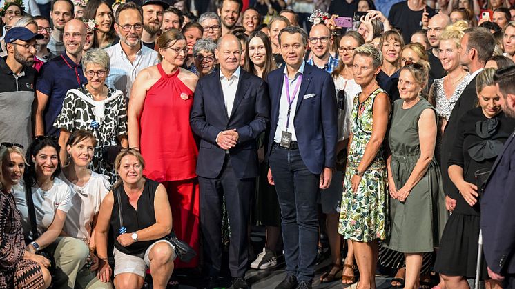 Bundeskanzler Olaf Scholz ehrt dm-Arbeitsgemeinschaft mit seinem Besuch