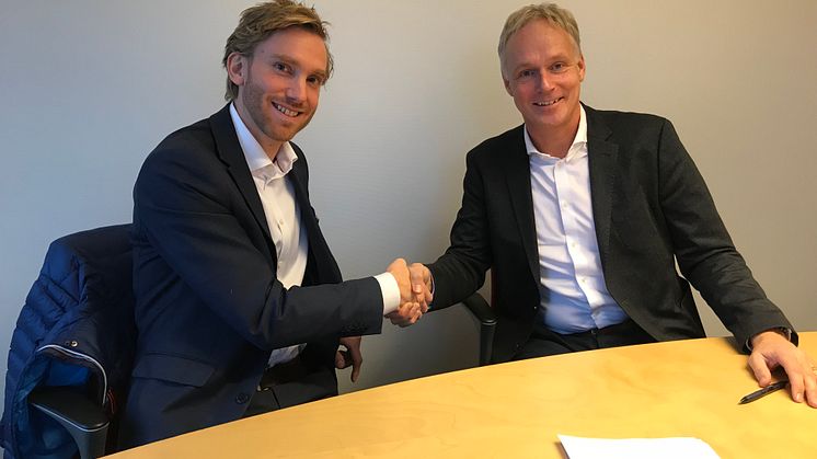 Emil Glimåker, vd på FordonsGas Sverige AB och Anders Östlund, vd på Öresundskraft, tar i hand efter avslutad affär.