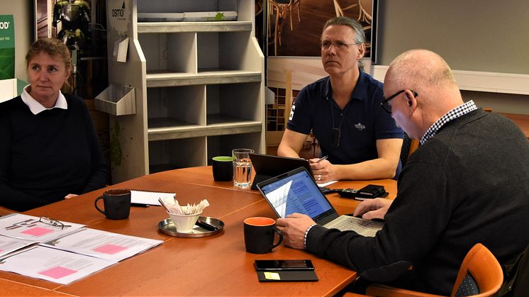 Koncentration råder under den externa revisionen hos leverantörsföretaget Welin & Co. Fr vä Kicki Johansson och Björn Törnquist, Welin & Co, samt revisor Anders Karpesjö.