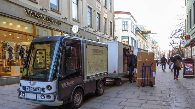 Stadsleveransens eldrivna lastfordon hämtar och lämnar paket och annat mindre gods på Kungsgatan som är en gågata mitt i Göteborg. Bild: Asbjörn Hanssen
