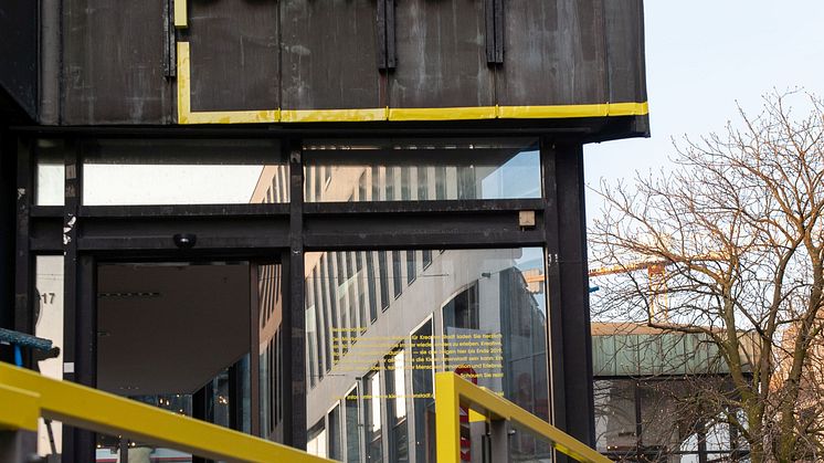 Der Pavillon liegt im Herzen der Kieler Altstadt und bietet auf 82m² Raum für regionale Kunstschaffende.