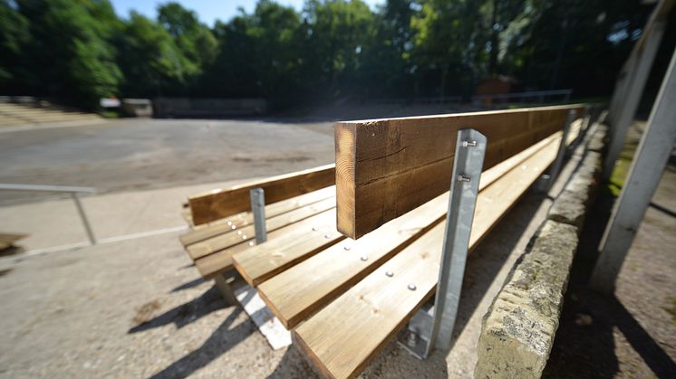 Die Besucher sitzen ab sofort auf Kebony – einem besonders lang haltbaren Holz, dass mit Bio-Alkohol imprägniert wird. 