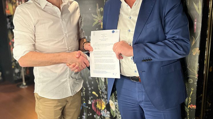 TO NYE ÅR: Morten Djupvik (venstre) er glad for å fortsette å ha Hurtigruta Carglass® og adm.dir Morten Bjørlo med videre.