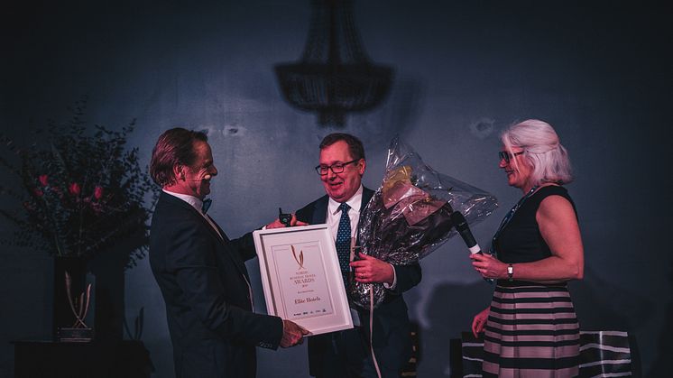 Elite Hotels hotelldirektör i Malmö, Jukka Turku,  tar emot det prestigefulla priset