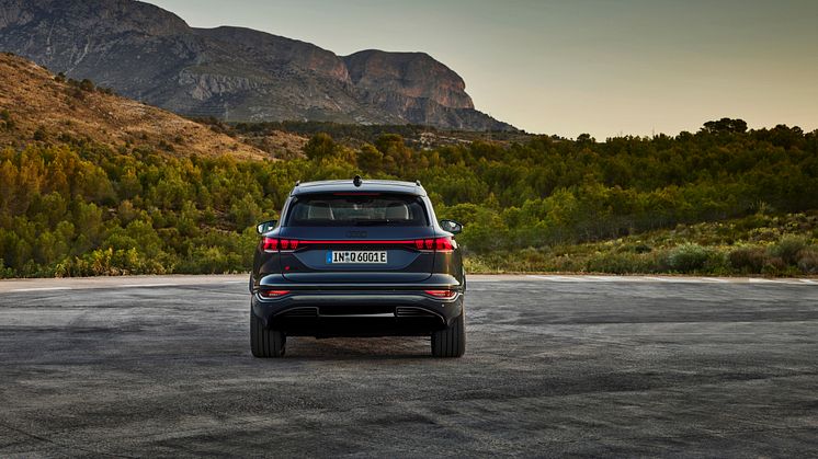 Audi Q6 e-tron quattro (Plasmablå metallak)