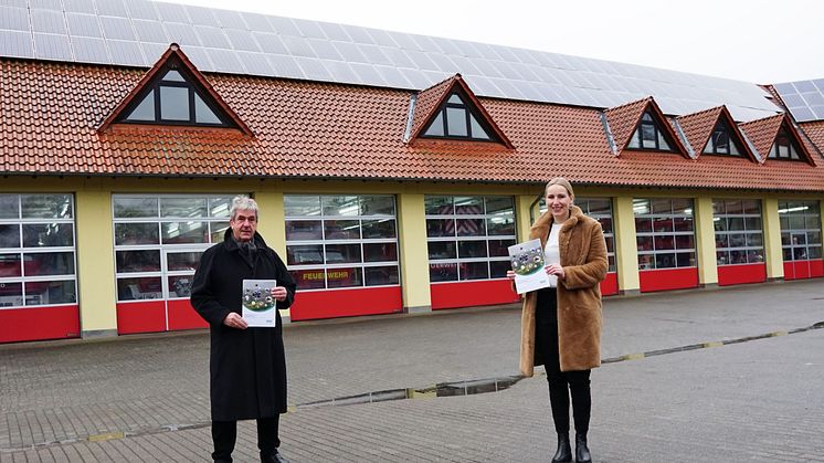 Vor der Feuerwache mit PV-Anlage: Brakels Bürgermeister Hermann Temme und Leonie Riekschnietz, Kommunalreferentin WW.