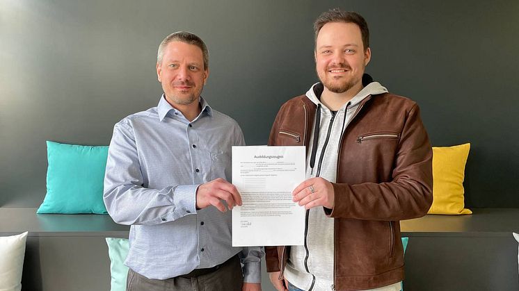 Erfolgreiche Ausbildung: Lukas Giesendorf (recht im Bild) mit Ausbilder Sven Bender (li.)