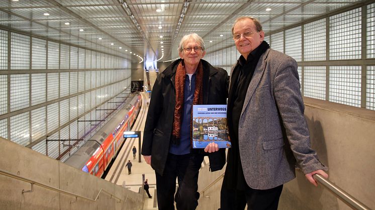 Die Autoren Peter Franke (Fotografie) und Bernd Sikora (Text und Konzept) mit dem Bildband "Unterwegs - zwischen Leipzig und dem Erzgebirge"