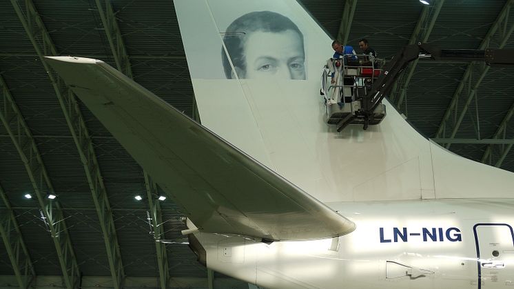 Painting of Juan Sebastián Elcano's tail (LN-NIG) at Norwegian's hangar in Oslo.