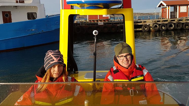 Madelein Grundén och Niklas Kuuse från RS Käringön under övningen som filmades för den nya 360-filmen.