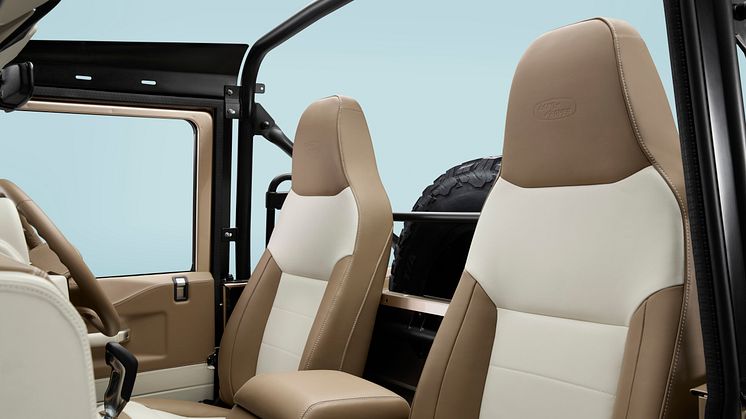 1326_SC_HP_LRCLASSIC_V8_SOFTTOP_HERO_07_Seats_v3a.jpg