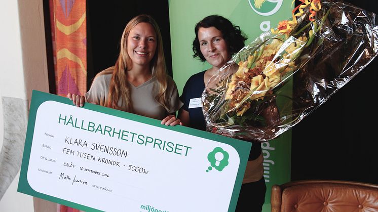 Klara Svensson, pristagare MP Skånes Hållbarhetspris och juryns ordförande Mätta Ivarsson, regionråd. 