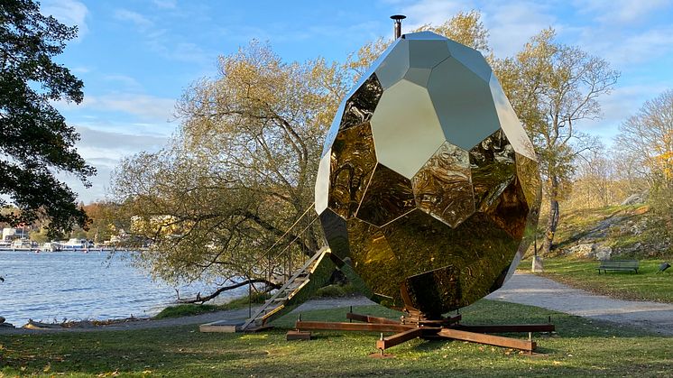 Med närhet till vattnet står Solar Egg fint vid Waldemarsudde, Stockholm.