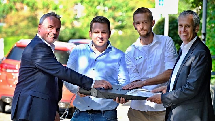 Geben den Startschuss für den Austausch (v. l.): Andreas Ruprecht und Benedikt Kopittke, Straßenbeleuchtung WW, Sergej Peters, Tiefbauamt, und Dr. Peter Böhm, Technischer Beigeordneter beide Stadt Herford