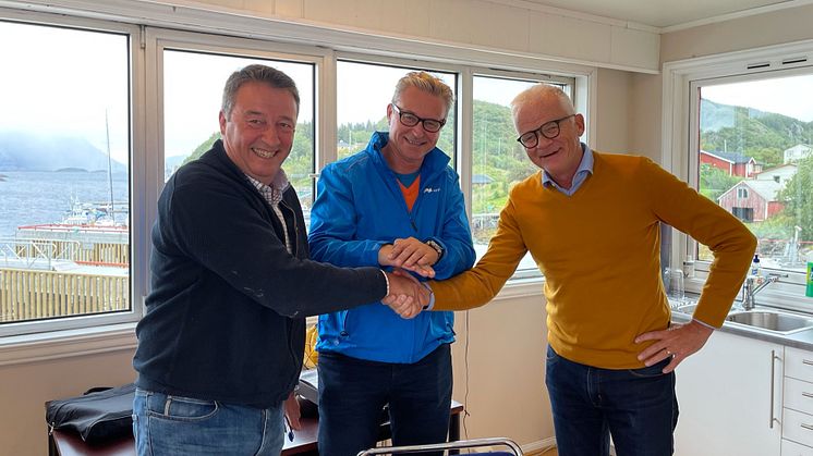 The Norwegian Minister of Fisheries and Seafood Odd Emil Ingebrigtsen (in the middle) congratulates Cermaq (Knut Ellekjær on the right) and Folla Alger (Tarald Sivertsen on the left) on the algae project